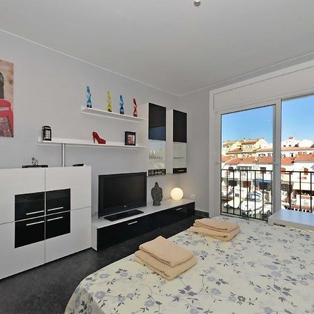 D-Lux Studio Apartment Емпуриабрава Екстериор снимка