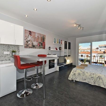 D-Lux Studio Apartment Емпуриабрава Екстериор снимка