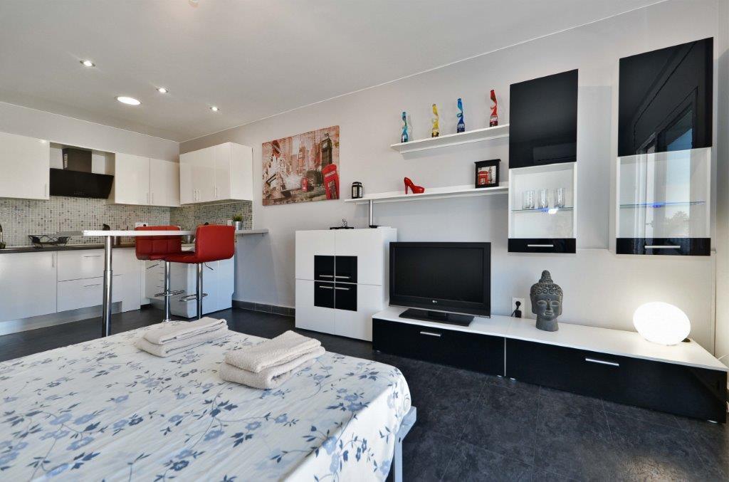 D-Lux Studio Apartment Емпуриабрава Екстериор снимка